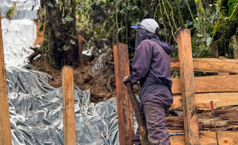 Empresas Públicas de La Ceja instala trinchos en el relleno sanitario para mitigar riesgos por lluvias.
