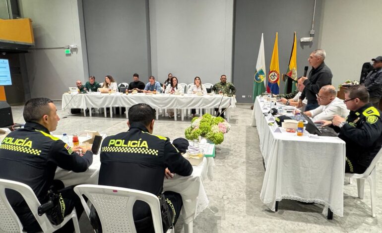 Gobernador Andrés Julián Rendón lidera consejo de seguridad en Abejorral junto a alcaldes y autoridades.