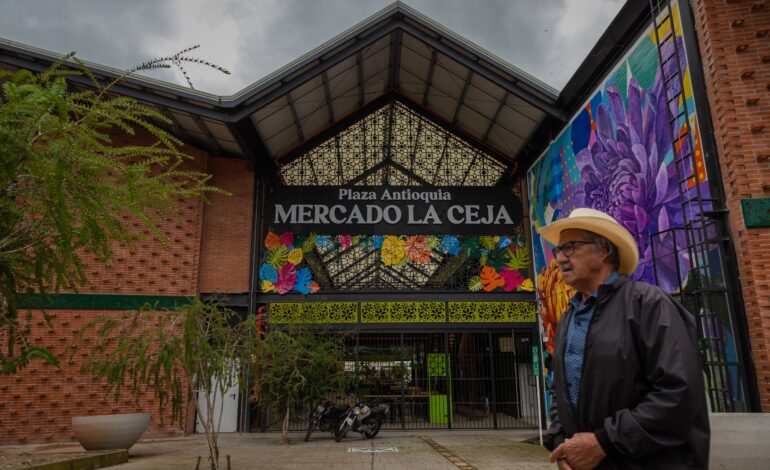 Comerciantes reciben llaves de sus módulos en la nueva Plaza de Mercado de La Ceja.