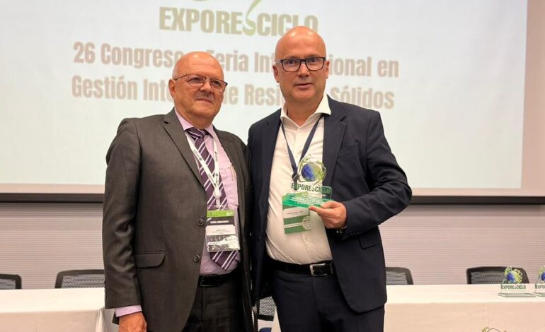 Gerente de EEPP La Ceja recibiendo el reconocimiento en EXPORESCICLO 2025 en Medellín.