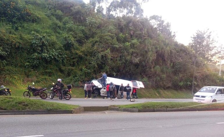 Microbuseta chocada en la autopista Medellín–Bogotá en Guarne durante labores de rescate.