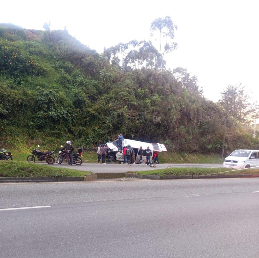 Choque en la autopista Medellín–Bogotá dejó un conductor atrapado en Guarne: vía está habilitada