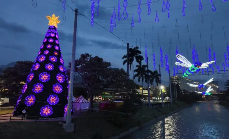 Árbol de Navidad gigante iluminado en Parques del Río Medellín 2025.