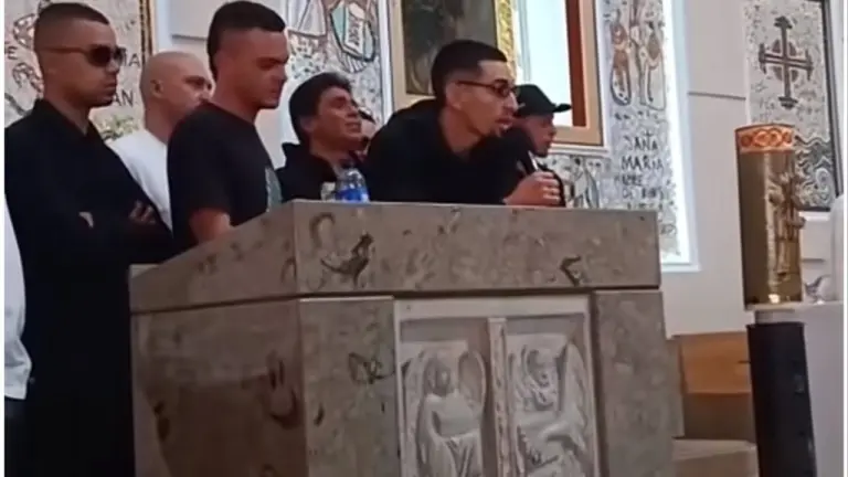 Daniel Muñoz asiste en Bello al funeral de su amigo de infancia Sebastián Ríos.