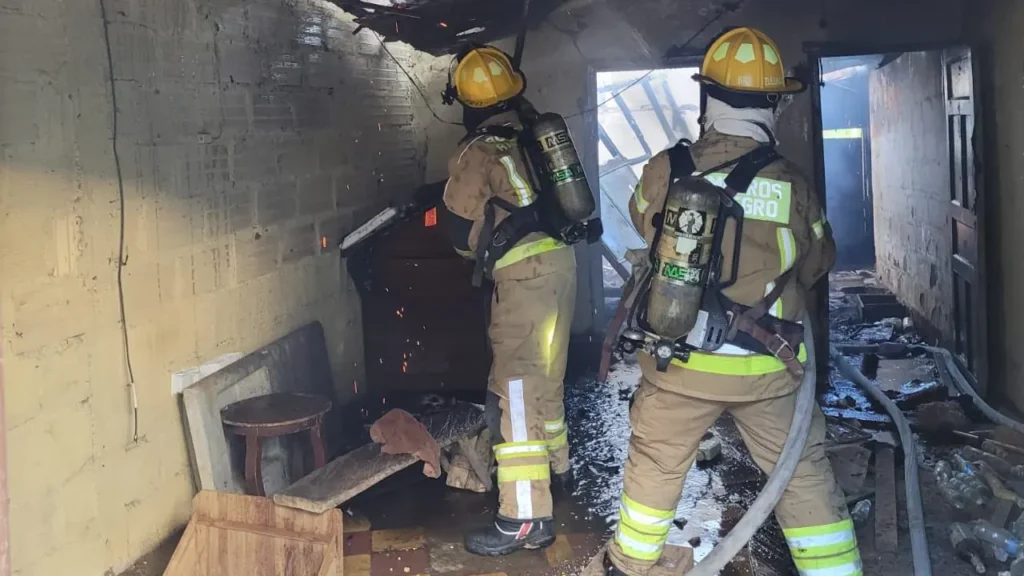 Bomberos controlan incendio en una casa abandonada en Rionegro