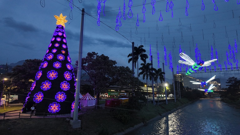El Árbol de Navidad más espectacular de Colombia está en Medellín: así es la joya monumental de los Alumbrados EPM 2025