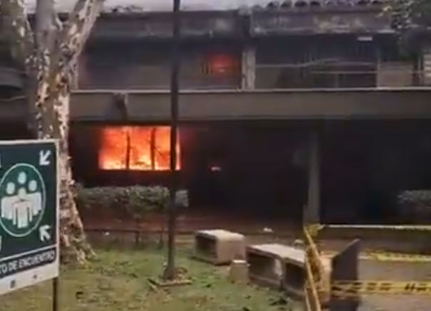 Oficina incendiada dentro del Politécnico Jaime Isaza Cadavid tras ataque de encapuchados en Medellín