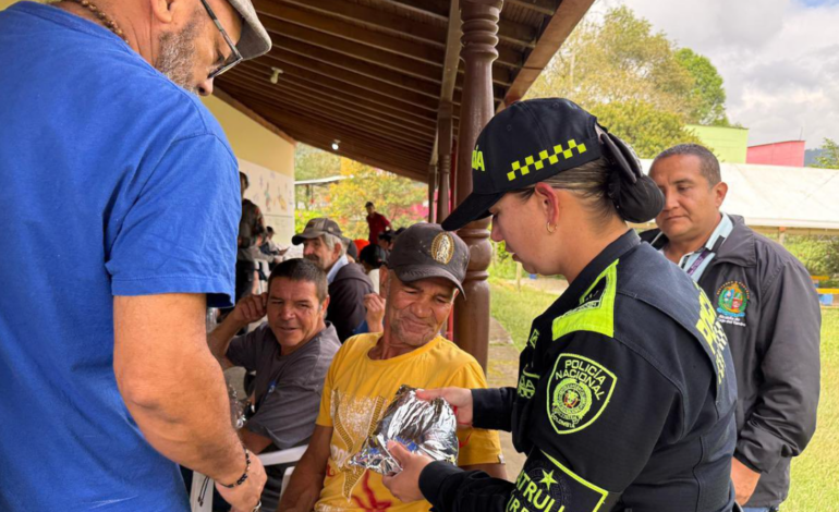 Patrulla Púrpura de La Ceja entrega alimentos y detalles navideños a habitantes de calle y población vulnerable
