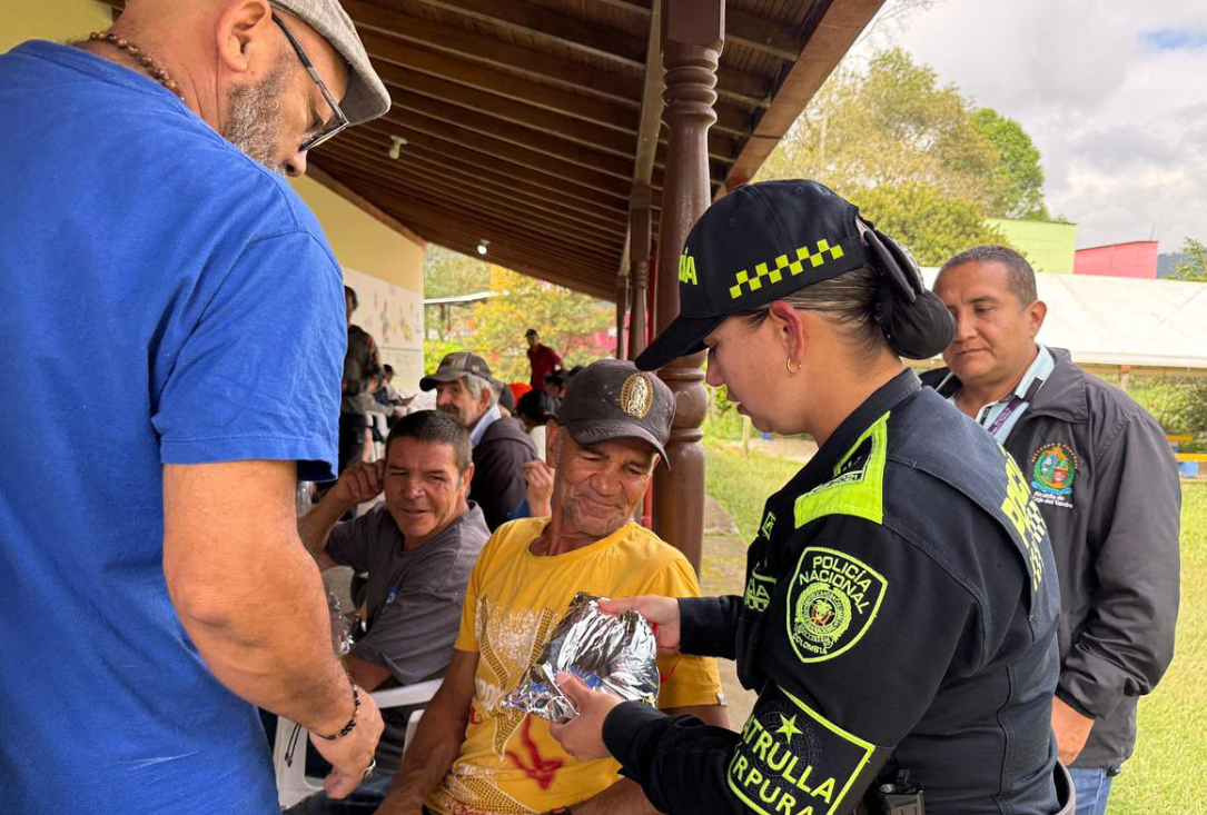 La Ceja llevó alegría navideña a habitantes de calle y población vulnerable con apoyo de la Patrulla Púrpura