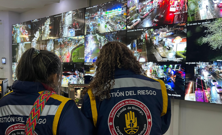 Viviendas inundadas y Bomberos de Rionegro atendiendo emergencias durante las fuertes lluvias de diciembre 2025.