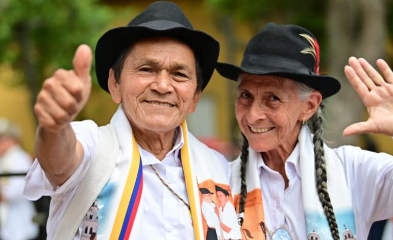 Adultos mayores recibiendo el subsidio del programa Colombia Mayor en diciembre de 2025.