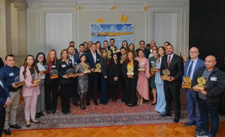 Gerente de Empresas Públicas de La Ceja recibe el Premio Nacional de Alta Gerencia por sostenibilidad ambiental.