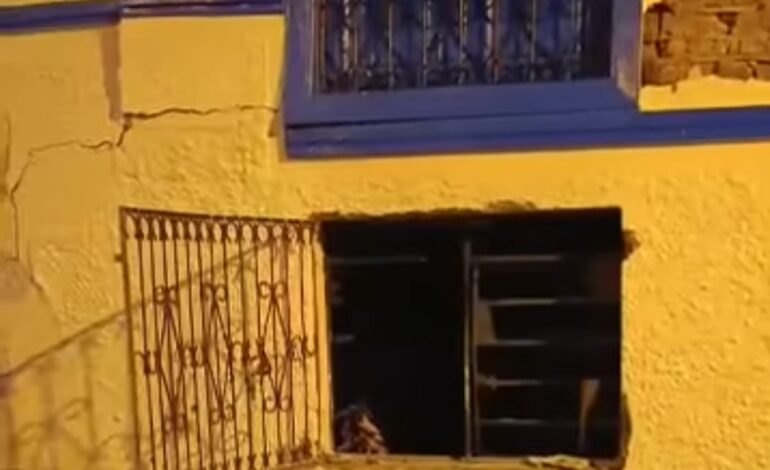 Bomberos y comunidad atienden incendio tras explosión en un hostal de Sonsón