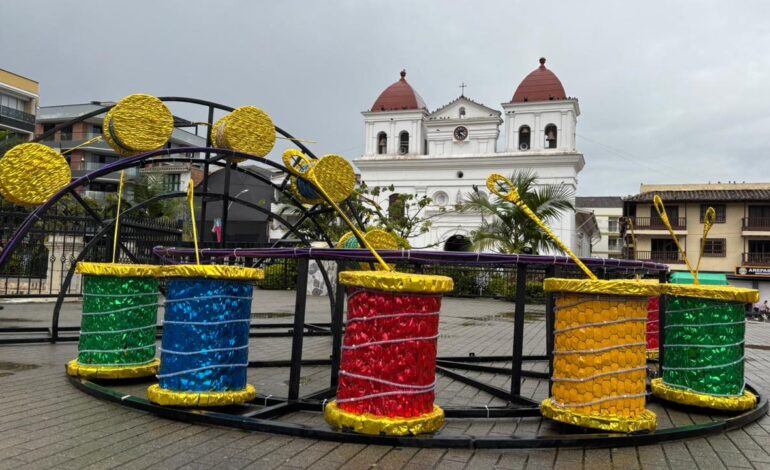 Encendido del alumbrado navideño en el parque principal de El Santuario, homenaje al comercio y a las colonias