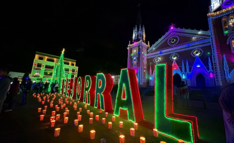Abejorral iluminado con su árbol de 9 metros y el desfile de Estampas Navideñas 2025