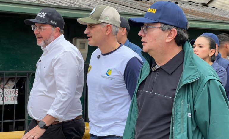 El gobernador de Antioquia, Andrés Julián Rendón, realizó este jueves un recorrido por el barrio Quebrada Arriba en Rionegro