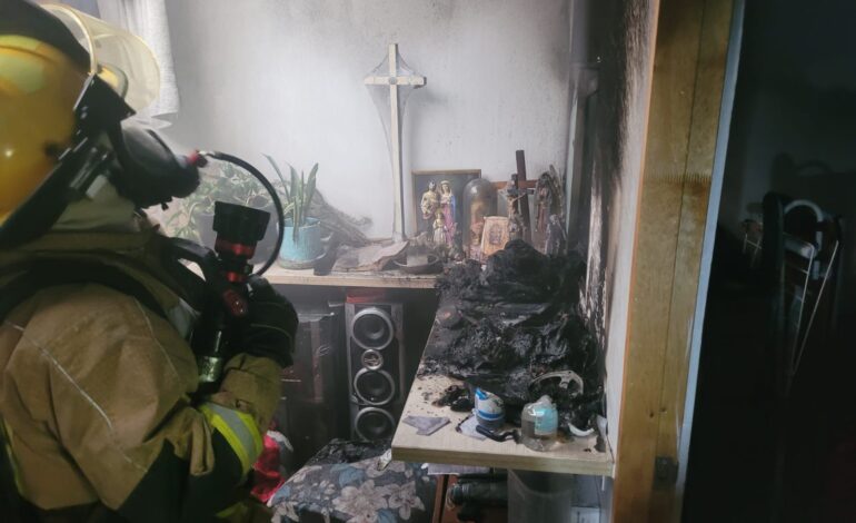 Bomberos Rionegro atendiendo incendio estructural en una vivienda durante la temporada decembrina