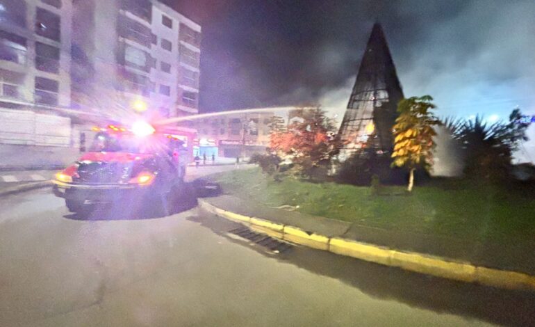 Árbol navideño de la plaza de mercado de Guarne afectado por un incendio provocado