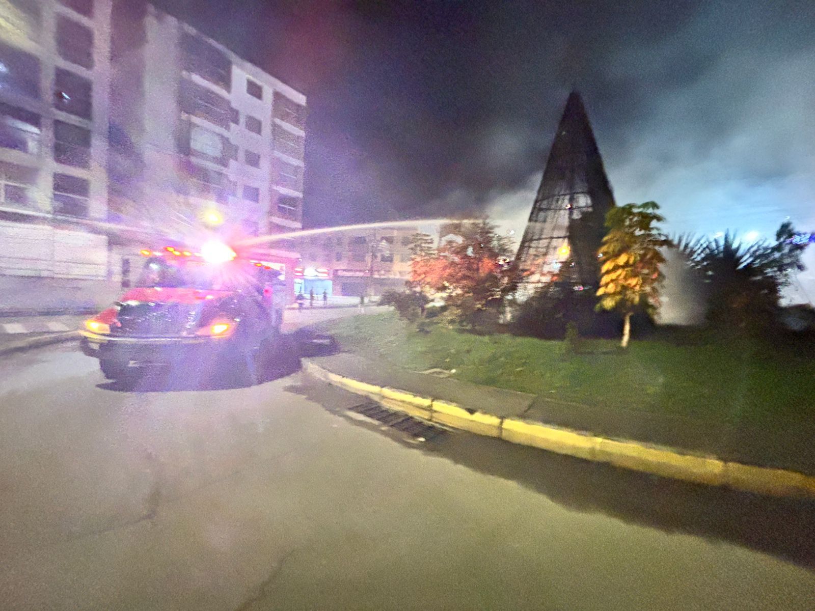 Vandalizaron el alumbrado navideño en Guarne: hombre incendió el árbol de la plaza de mercado