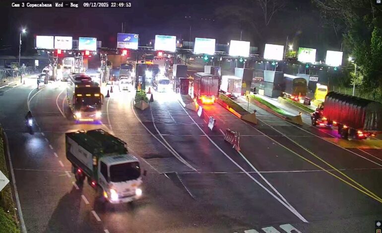 Restos del vehículo que explotó por una granada en la autopista Medellín–Bogotá cerca al peaje de Copacabana