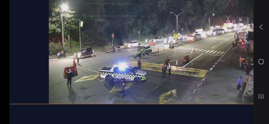 Restos del vehículo que explotó cerca al peaje de Copacabana, emergencia que ocurre horas después del atentado en Girardota