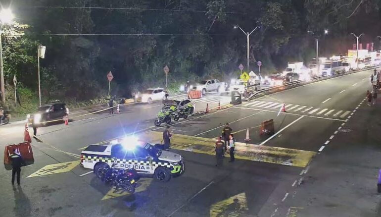 Restos del vehículo que explotó cerca al peaje de Copacabana, emergencia que ocurre horas después del atentado en Girardota