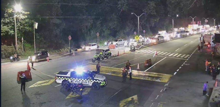 Explosión de vehículo en la autopista Medellín–Bogotá deja un muerto y cierra el peaje de Copacabana en ambos sentidos