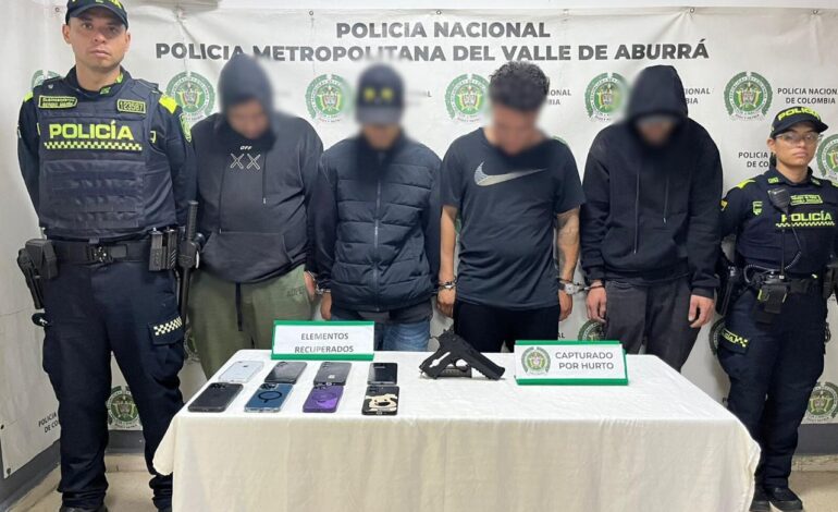 Caen cuatro presuntos ladrones en Laureles: recuperan ocho celulares de alta gama en operativo relámpago
