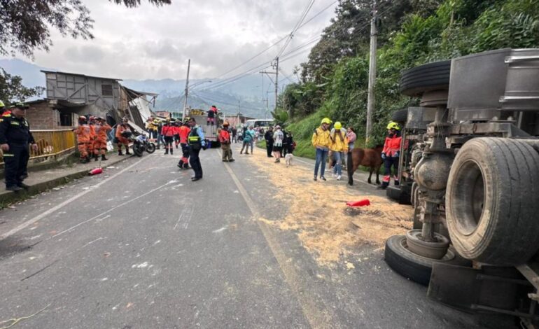 Accidente de bus en Santa Elena dejó 12 personas heridas tras caer a un abismo de 50 metros.