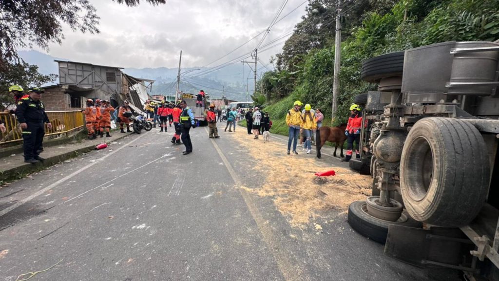 Accidente de bus en Santa Elena dejó 12 personas heridas tras caer a un abismo de 50 metros