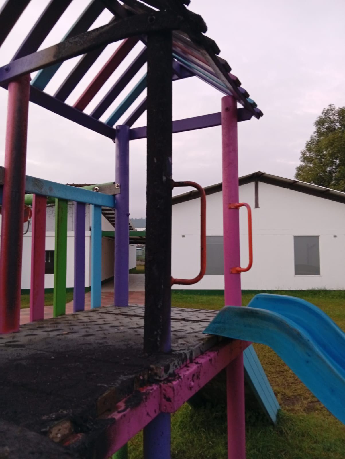 Globo incendiario cayó sobre CDI de La Ceja y destruyó parque infantil