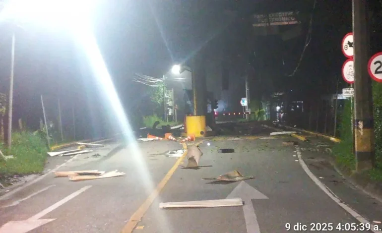 Infraestructura dañada del peaje Palo Cabildo tras atentado con explosivos en la vía Copacabana–Barbosa
