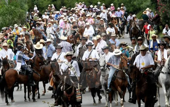 Desfile a caballo hoy en El Retiro: cierres viales, horarios y rutas alternas por las Fiestas de los Negritos 2025