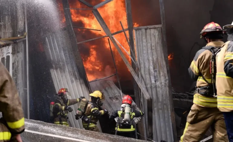 Bomberos de Medellín atendieron incendio estructural en el barrio Granizal durante la madrugada de Navidad.