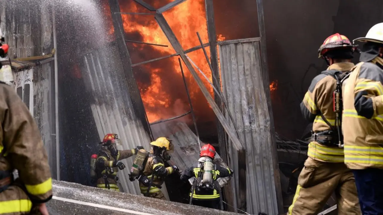 Incendio en Granizal fue controlado por Bomberos de Medellín en la madrugada de Navidad