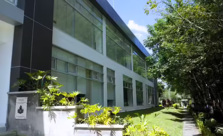 Fachada de la Clínica San Juan de Dios de La Ceja, institución que suspendió servicios a Savia Salud EPS.
