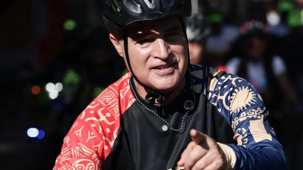 Aníbal Gaviria inició en Urabá su campaña presidencial en bicicleta