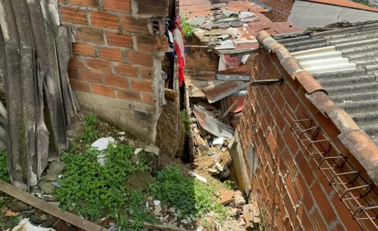 Evacuaron casas en Medellín y horas después una se vino abajo