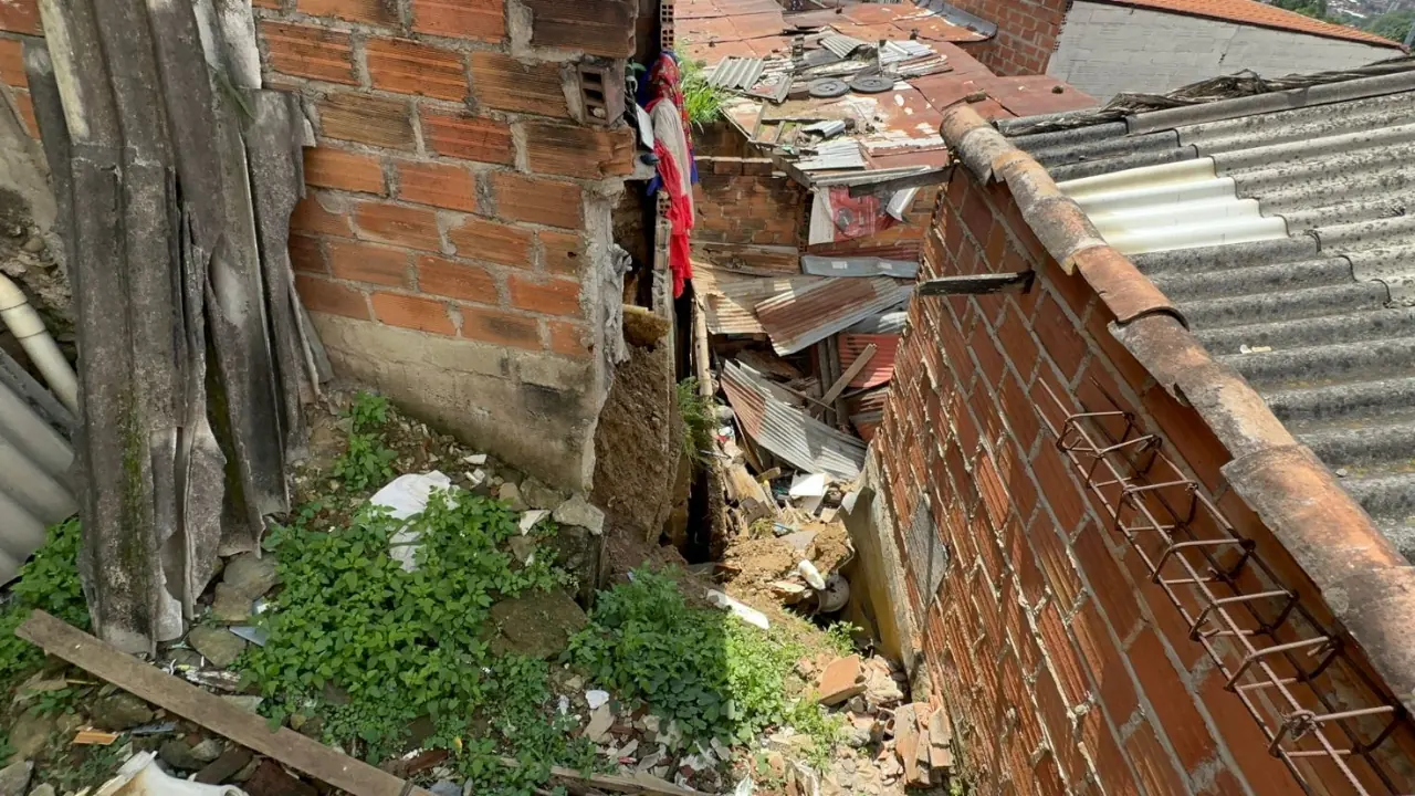 Evacuaron casas en Medellín y horas después una se vino abajo