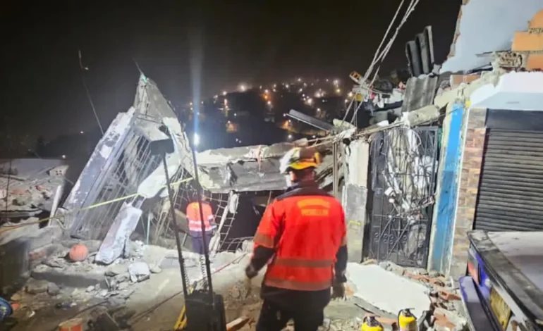 Local comercial se vino abajo en Medellín, bomberos rescataron tres personas y dos perritos