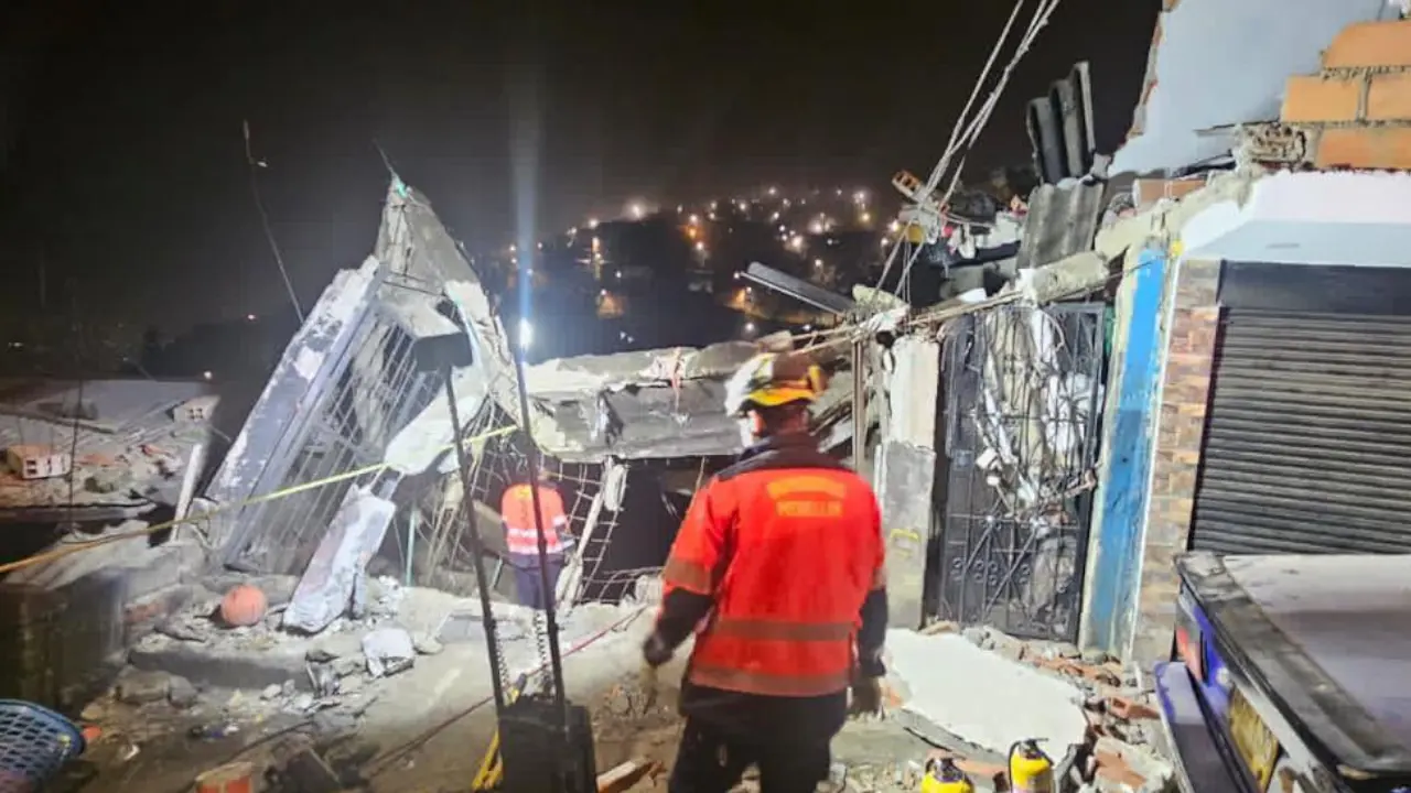 Local comercial se vino abajo en Medellín, bomberos rescataron tres personas y dos perritos