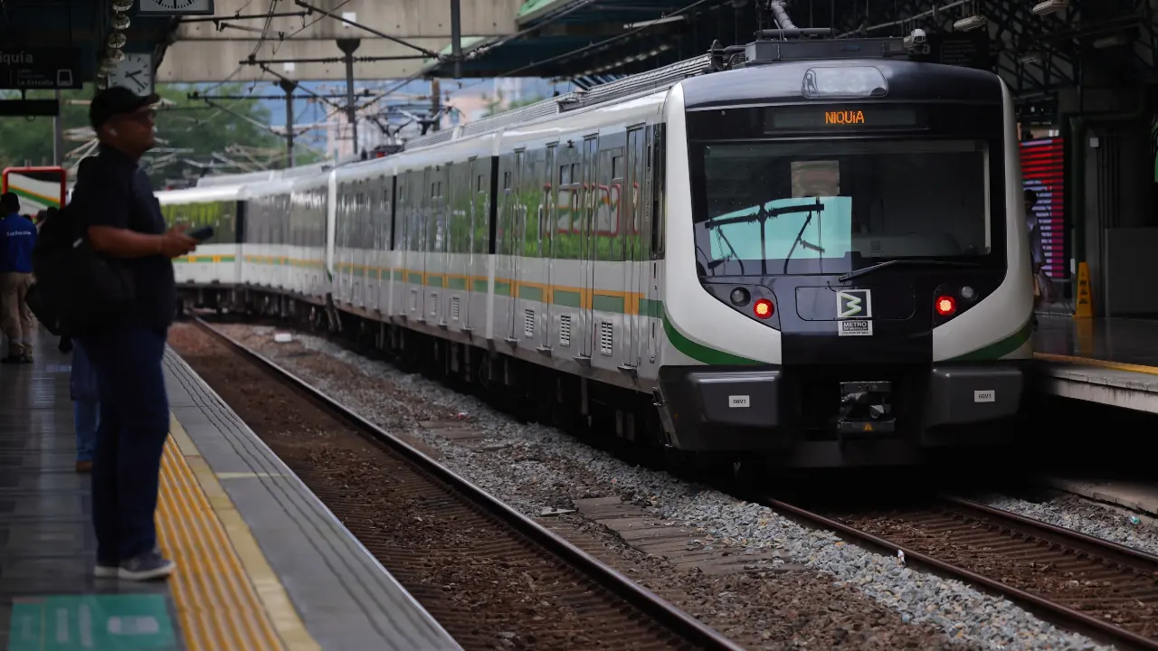 Metro de Medellín inicia ensamblaje de 13 nuevos trenes para mejorar viajes y reducir espera