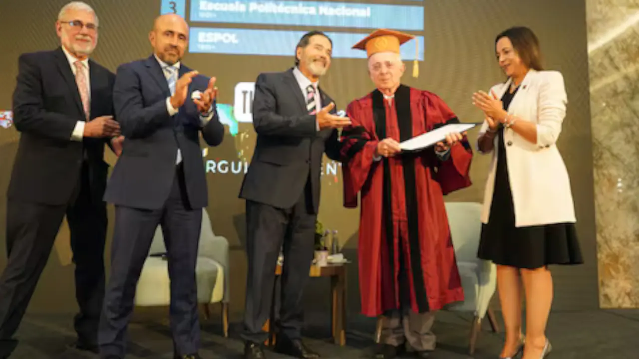 Álvaro Uribe fue reconocido con doctorado honoris causa en Ecuador