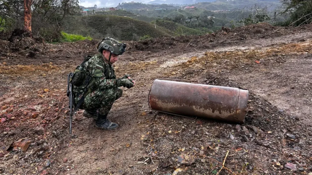 Seis explosivos fueron hallados y destruidos por el Ejército en las vías de Anorí