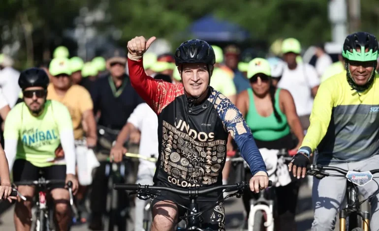 Aníbal Gaviria inició en Urabá su campaña presidencial en bicicleta