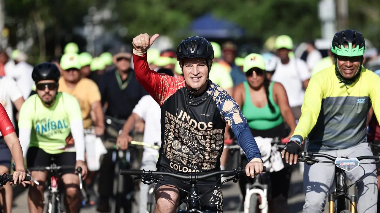 Aníbal Gaviria inició en Urabá su campaña presidencial en bicicleta