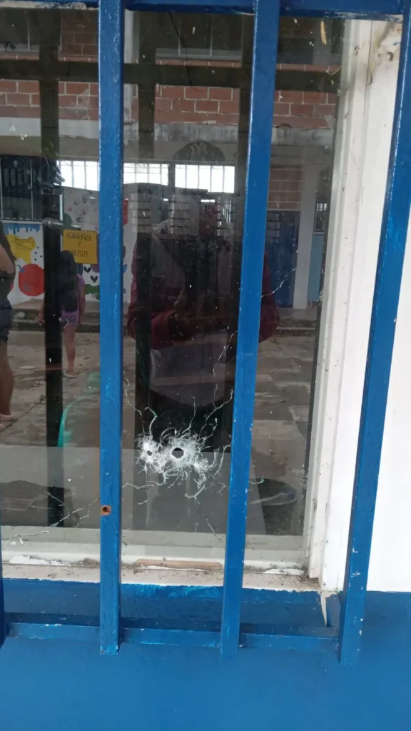Enfrentamientos ilegales frenan clases y atención médica en Briceño