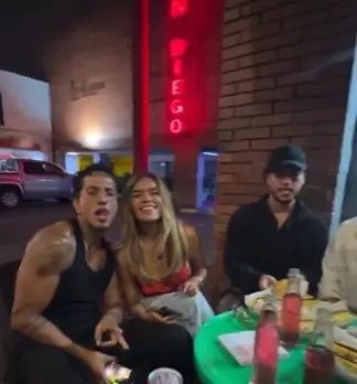 Karol G se roba el cierre del show de Bad Bunny y termina la noche comiendo perritos en Medellín