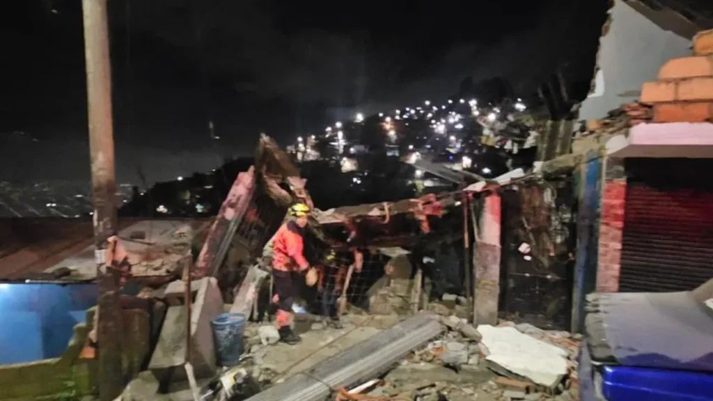 Local comercial se vino abajo en Medellín, bomberos rescataron tres personas y dos perritos