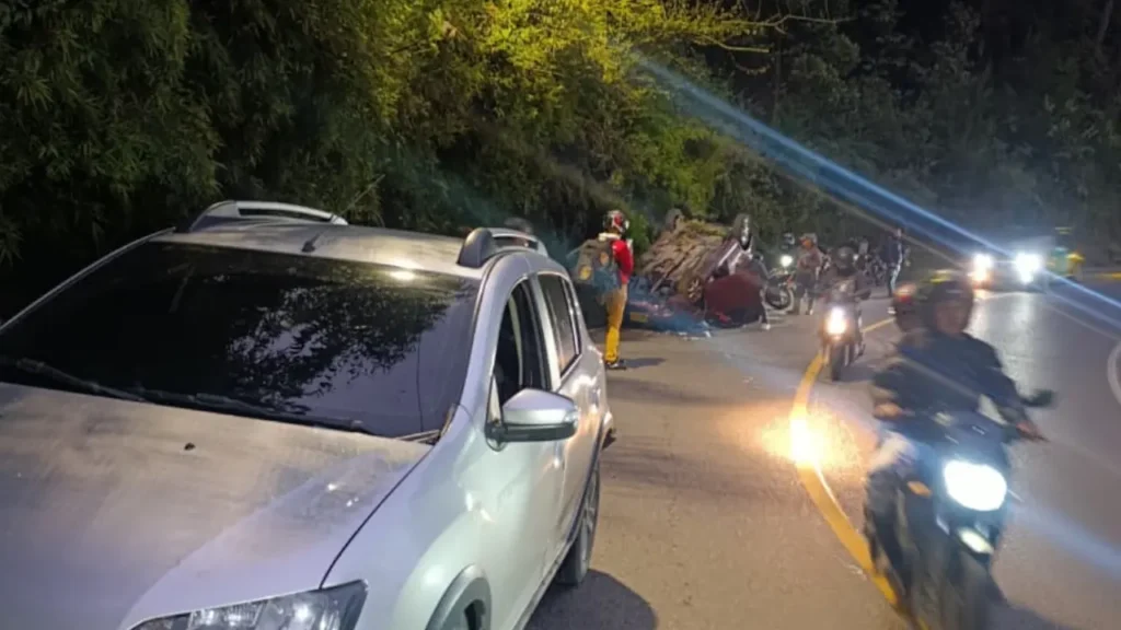 Reportan vehículo volcado en La curva del diablo y tránsito por un solo carril